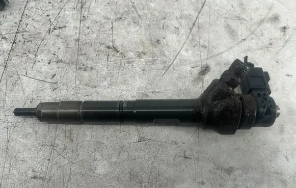 Volkswagen PASSAT B7 Fuel injector 0445110647