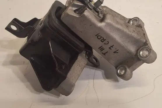 Hyundai Tucson TL Engine mount bracket 21830D3100