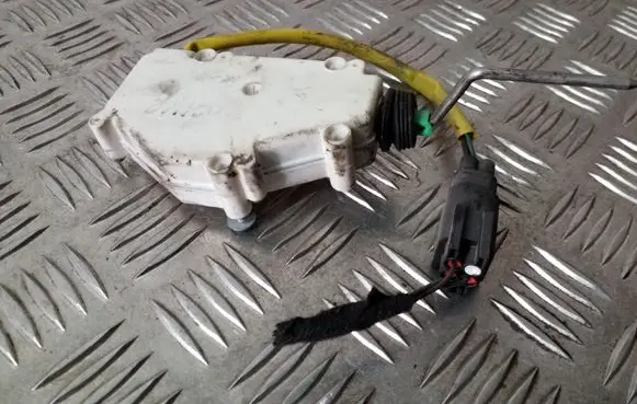 Fuel tank cap lock motor