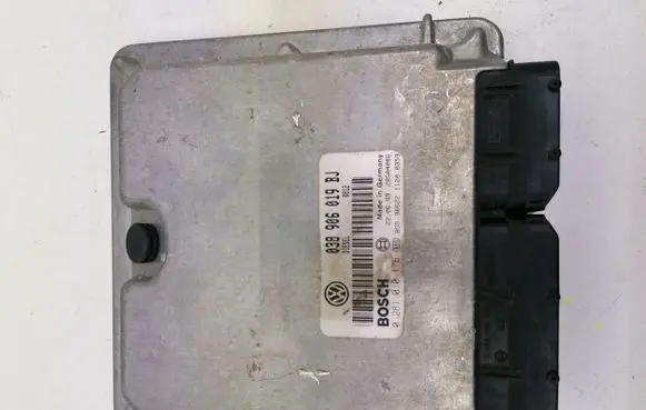 Volkswagen PASSAT B5 Engine control unit/module 038906019BJ 0281010176