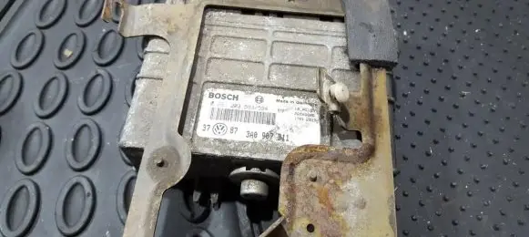 Volkswagen Golf III Engine control unit/module 0261203593 3a0907311