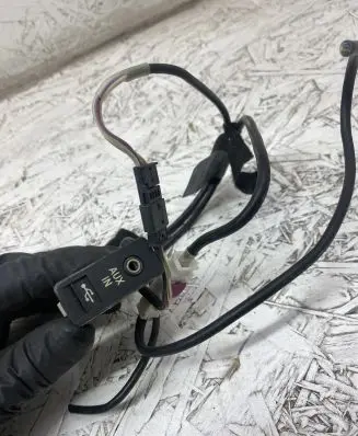 BMW 3 E90 E91 AUX in-socket connector 6131912965102