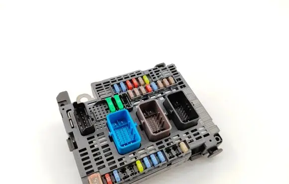 Peugeot 508 RXH Fuse module 9810296480