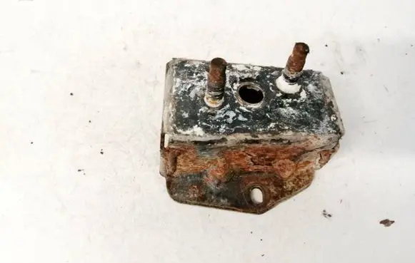 Toyota Prius (XW20) Engine mounting bracket