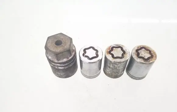 Nissan Primera Anti-theft wheel nuts and lock 
