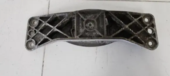 BMW 5 E60 E61 Engine mounting bracket 13807410