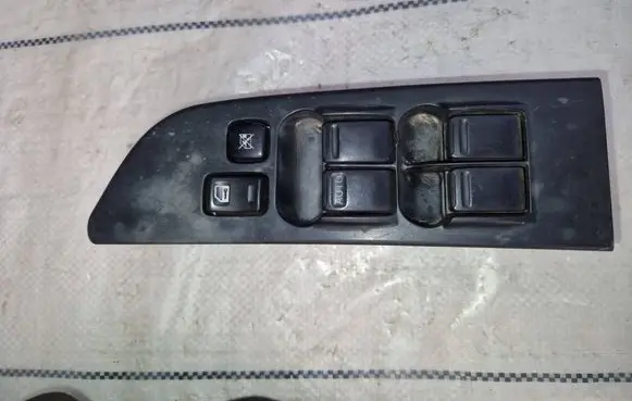 Nissan Terrano Electric window control switch 809612x800