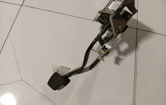 Opel Astra H Brake pedal 