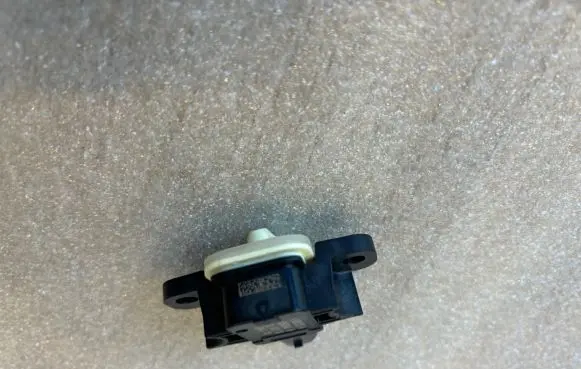 Mercedes-Benz GL X166 Airbag deployment crash/impact sensor A1668210351 1668210351