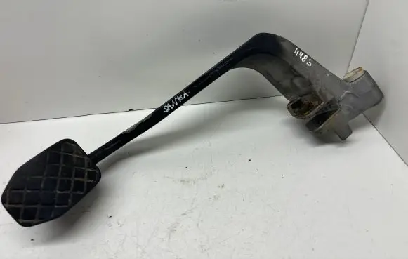 Volkswagen PASSAT B5 Clutch pedal 8D17213160