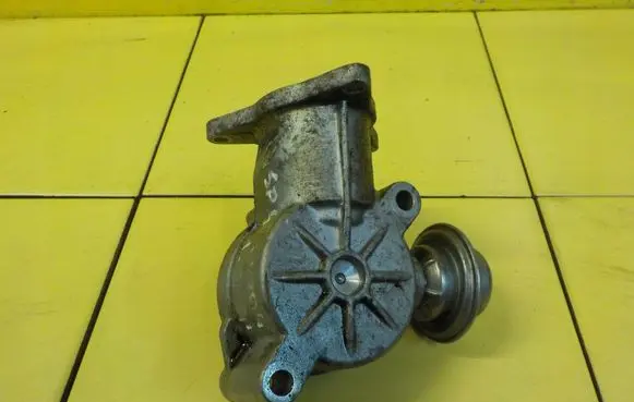 Mercedes-Benz C W204 Fuel injection high pressure pump A2710702201
