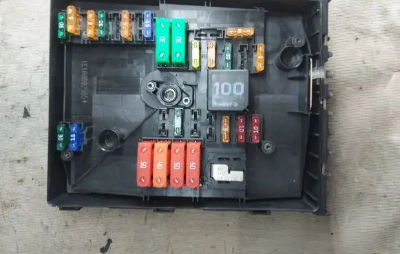 Volkswagen Touran I Fuse module 1K0937800AJ 0735586227 1T2937535Q