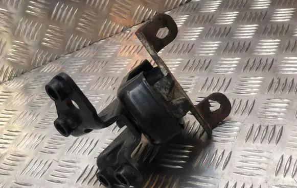 Isuzu Trooper Engine mount bracket