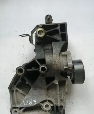 Opel Insignia A Generator/alternator bracket 55562863