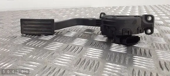 Accelerator throttle pedal