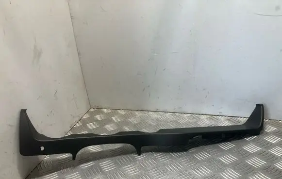 Mercedes-Benz C W204 Radio/GPS head unit trim A2046890839