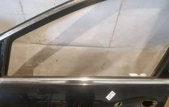 Mercedes-Benz R W251 Front door glass trim molding