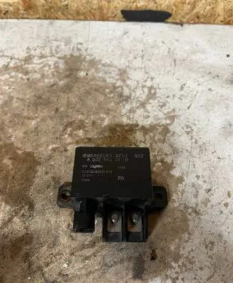 Mercedes-Benz E W211 Charging relay A0025423819 V23132A2001X11