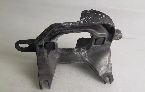 Nissan Qashqai Engine mounting bracket 112221641R