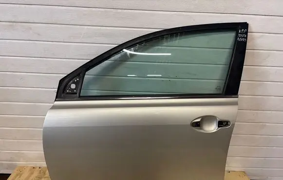 Toyota Avensis T250 Front door