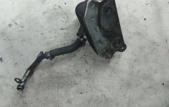 Volvo XC90 Oil filter mounting bracket 8677973