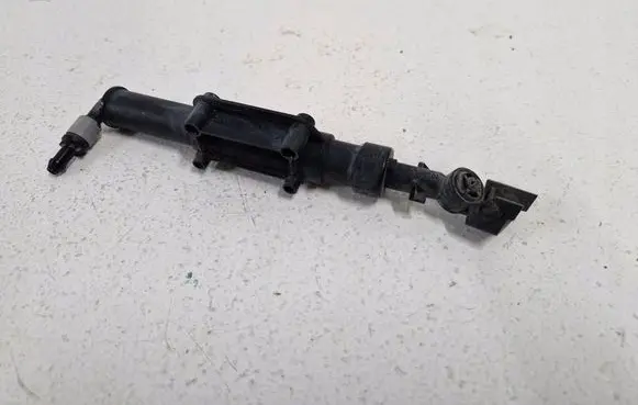 Volvo XC70 Windshield washer spray nozzle 