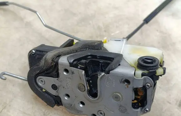 Opel Astra J Rear door lock 3023881