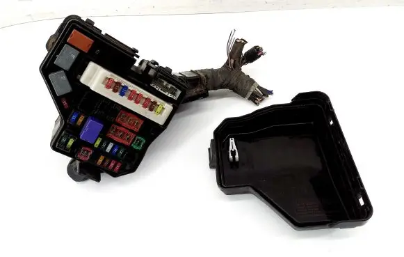 Toyota Yaris Fuse box set 821110DY91 8264152020