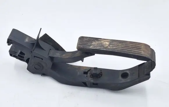 Mercedes-Benz C W203 Accelerator throttle pedal A2033000104