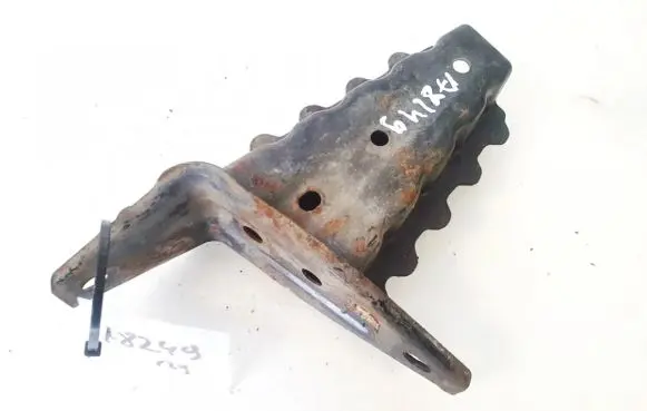 Engine mounting bracket