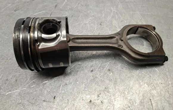 Peugeot 3008 I Piston with connecting rod