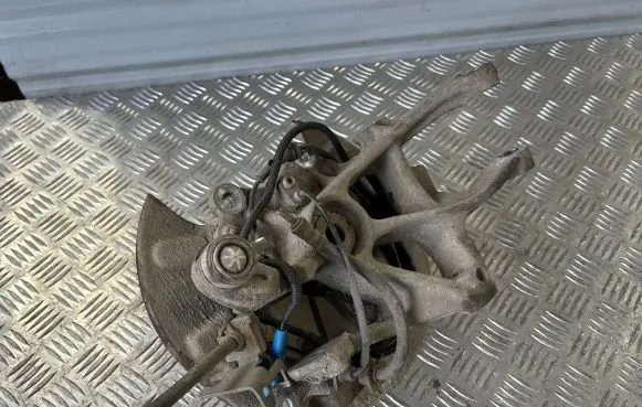 Rear wheel hub spindle/knuckle