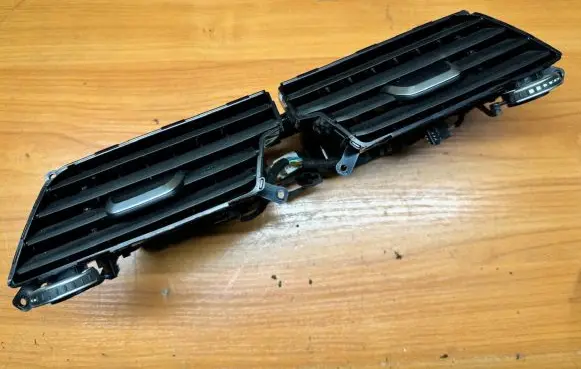BMW 7 G11 G12 Dash center air vent grill 932995505 0952205 03092015