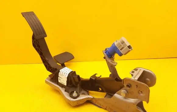 Ford Focus Brake pedal LX6C2D094KC JX619F836A
