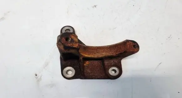 Volvo XC90 Engine mounting bracket 