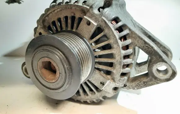 KIA Sorento Generator/alternator 373004A306