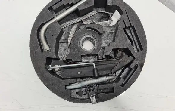 Volkswagen Golf V Tool set 8P0012109