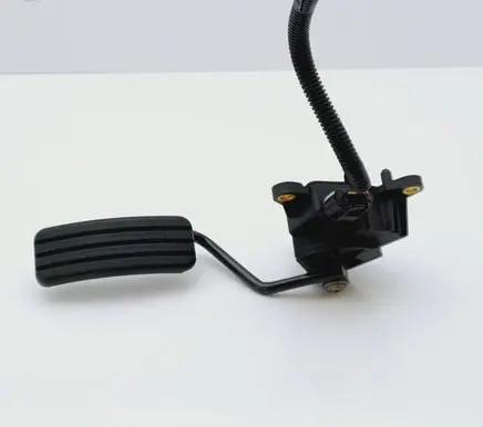 Accelerator throttle pedal