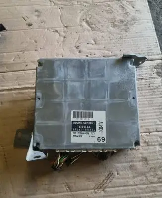 Toyota Avensis T250 Engine control unit/module 8966105690 MB1758006326