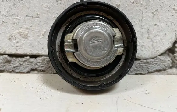 Mercedes-Benz E W211 Fuel tank filler cap A2204700705