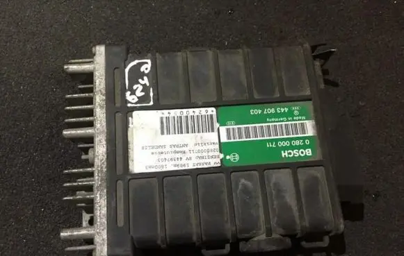 Volkswagen PASSAT B3 Engine control unit/module 44397403 0280000711
