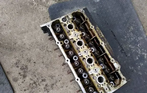 Volkswagen Touran I Engine head 