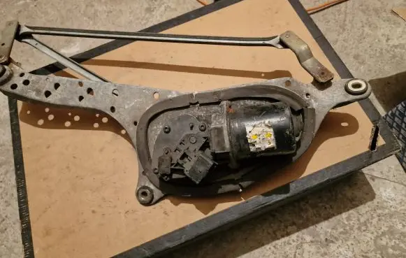 Renault Laguna II Front wiper linkage and motor 8200000525
