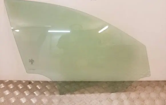 Mercedes-Benz C W205 Front door window glass four-door 43R00049 E000292