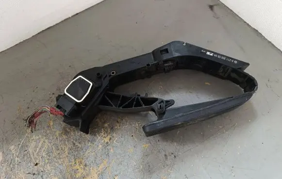 Mercedes-Benz E W211 Accelerator throttle pedal A2113000504