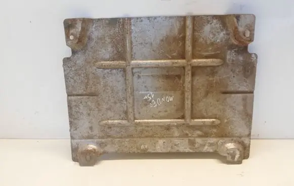 Center/middle under tray cover