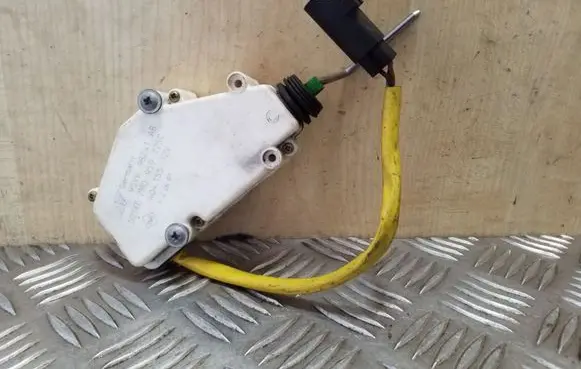 Fuel tank cap lock motor