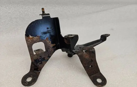 Volkswagen Touareg I Fuel filter bracket/mount holder 7L6127224B