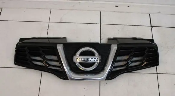 Nissan Qashqai Front bumper upper radiator grill 
