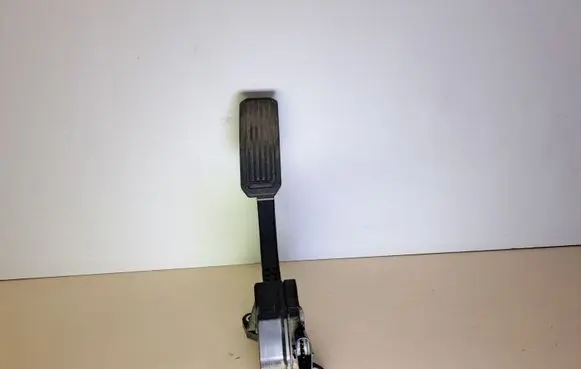 Toyota RAV 4 (XA30) Accelerator throttle pedal 7811042010 1988007270 12J11B00339